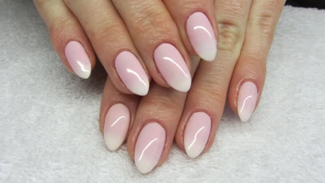Jak zrobić manicure hybrydowy ombre - proste kroki do perfekcji Jak zrobić manicure hybrydowy ombre - proste kroki do perfekcji