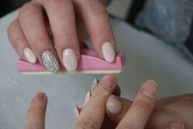 Jak się robi manicure japoński i dlaczego warto go wypróbować Jak się robi manicure japoński i dlaczego warto go wypróbować