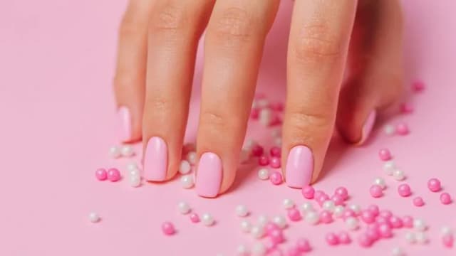 Manicure hybrydowy czy niszczy paznokcie? Odkryj prawdę o zdrowiu paznokci Manicure hybrydowy czy niszczy paznokcie? Odkryj prawdę o zdrowiu paznokci