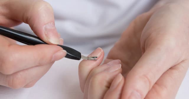 Manicure leczniczy na czym polega i jak poprawia zdrowie paznokci Manicure leczniczy na czym polega i jak poprawia zdrowie paznokci
