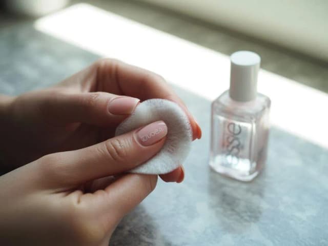 Czym zmyć manicure hybrydowy? Sprawdzone metody i porady na łatwe usunięcie Czym zmyć manicure hybrydowy? Sprawdzone metody i porady na łatwe usunięcie