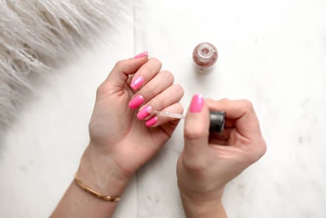 Jaki manicure na zniszczone paznokcie? Odbuduj swoje paznokcie skutecznie Jaki manicure na zniszczone paznokcie? Odbuduj swoje paznokcie skutecznie