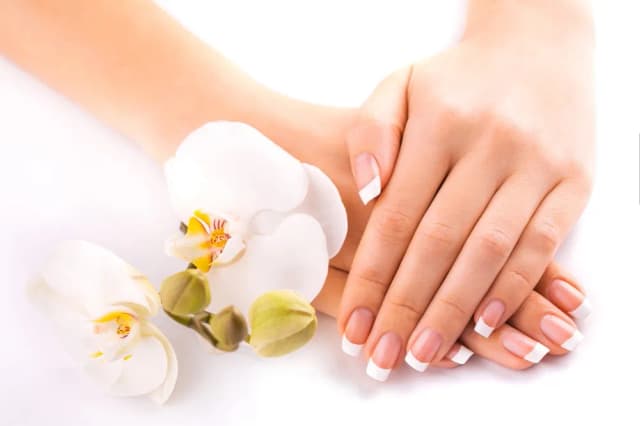 Manicure hybrydowy French – co to jest i dlaczego warto go wybrać? Manicure hybrydowy French – co to jest i dlaczego warto go wybrać?