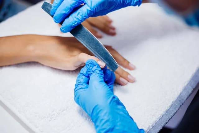 Czym jest manicure biologiczny? Odkryj jego zalety i różnice Czym jest manicure biologiczny? Odkryj jego zalety i różnice