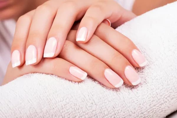 Jak samemu wykonać perfekcyjny French manicure w 5 prostych krokach Jak samemu wykonać perfekcyjny French manicure w 5 prostych krokach