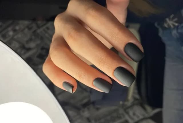 Ile kosztuje manicure hybrydowy z przedłużeniem? Ceny, które zaskakują Ile kosztuje manicure hybrydowy z przedłużeniem? Ceny, które zaskakują