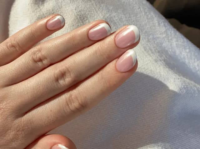 Jak zrobić french manicure z paskami - proste triki na efektowny wygląd Jak zrobić french manicure z paskami - proste triki na efektowny wygląd