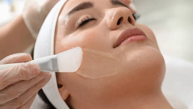 Peeling chemiczny co to? Poznaj korzyści i efekty zabiegu Peeling chemiczny co to? Poznaj korzyści i efekty zabiegu